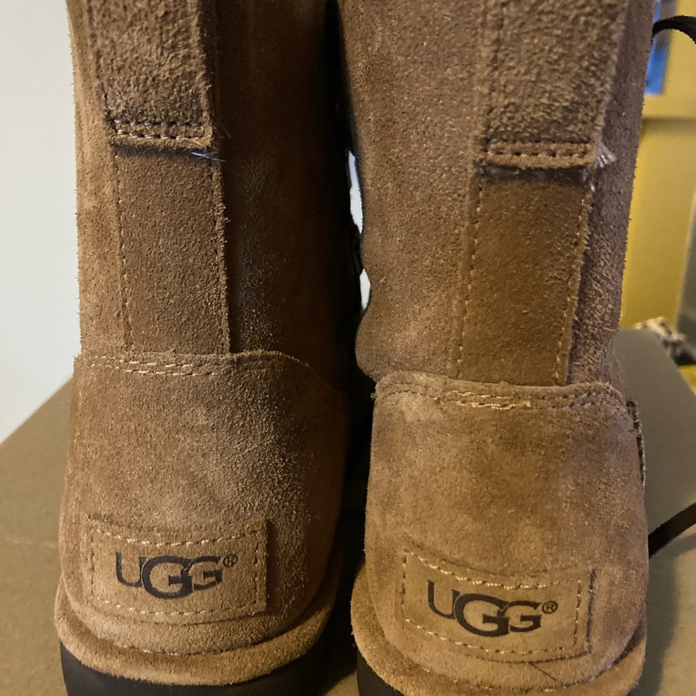 NIB tan UGG size 9 suede boots